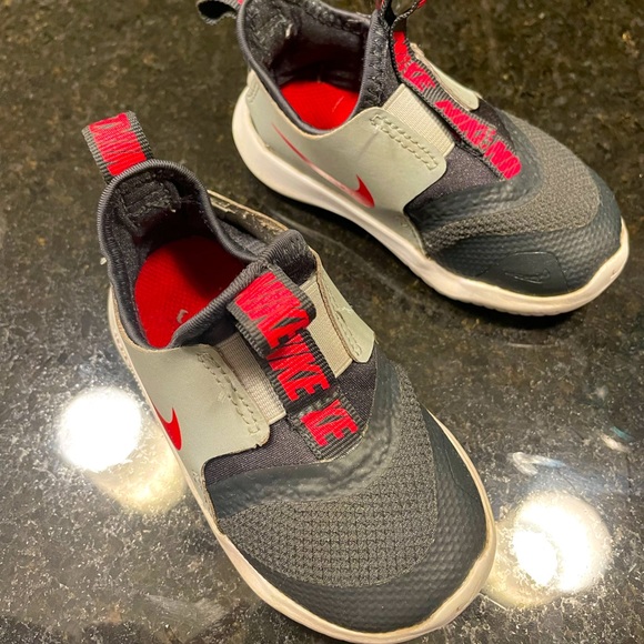 Toddler Nike runners - Picture 1 of 5